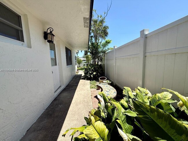 Building Photo - 5160 SW 26th Ave