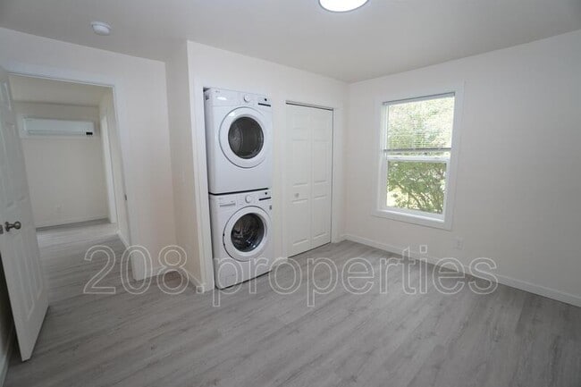 Building Photo - 1724 6th St S