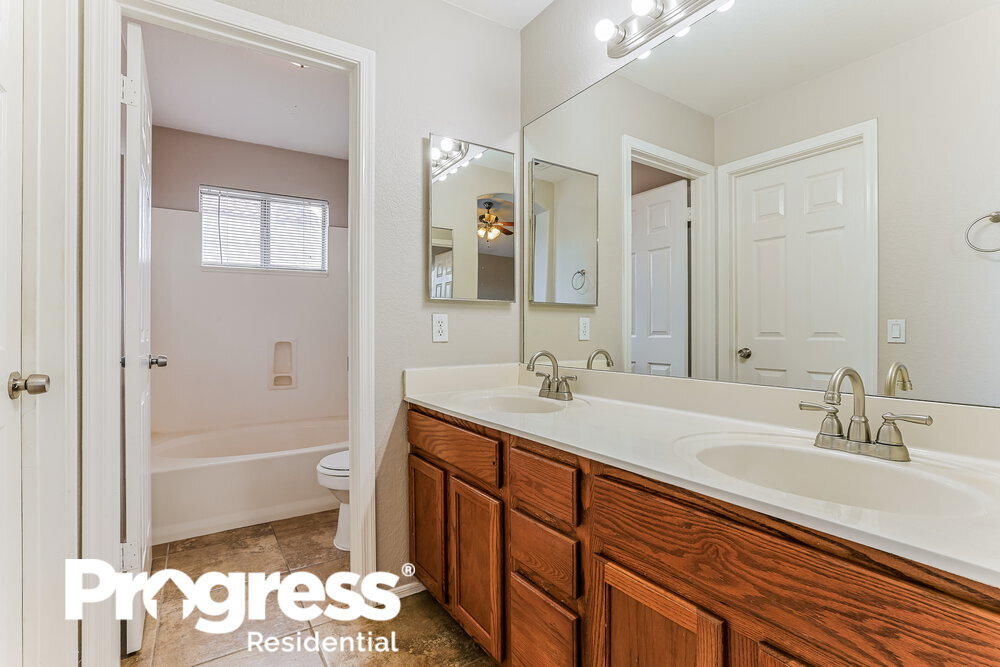 Building Photo - 250 W Juniper Ave