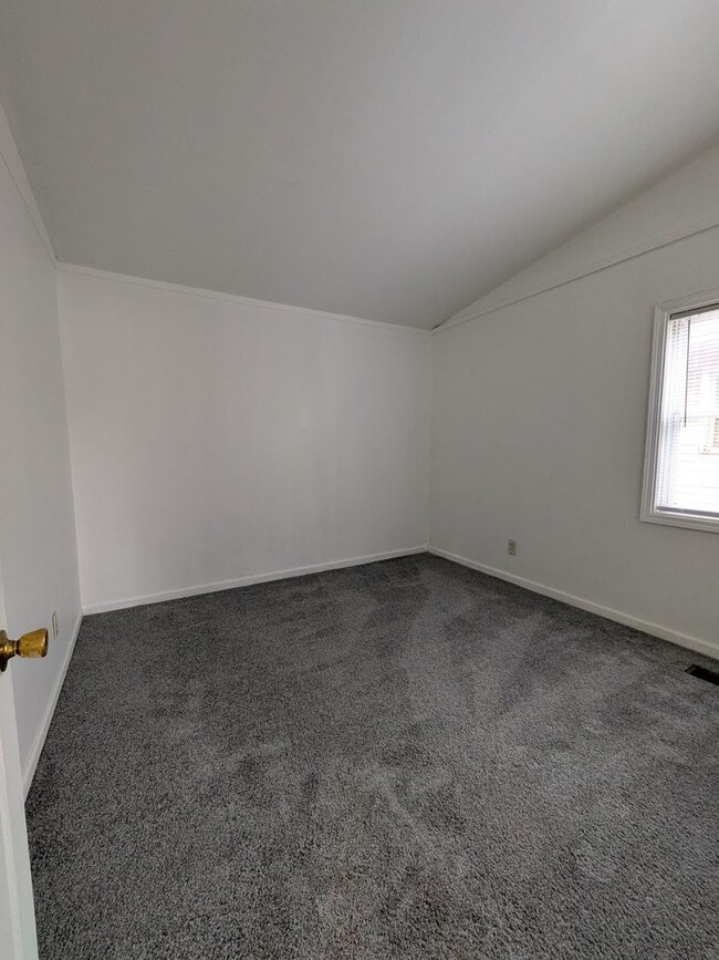 Building Photo - 3 bedroom available for an immediate move!