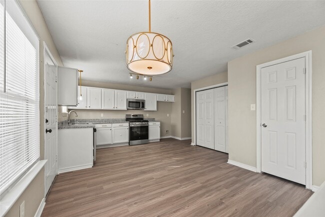 Building Photo - 7134 Prairie Village Dr