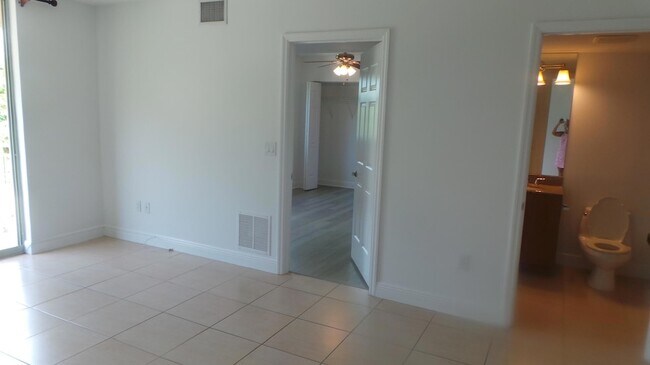 Building Photo - 610 Clematis St