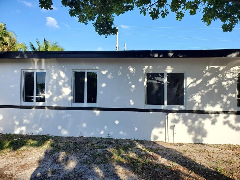 Building Photo - 3201 SW 98th Ave