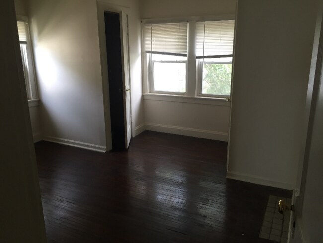 Building Photo - 57 W Lakeview Ave