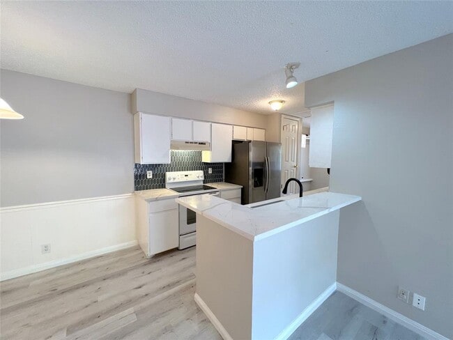 Building Photo - 9900 Hundred Oaks Cir