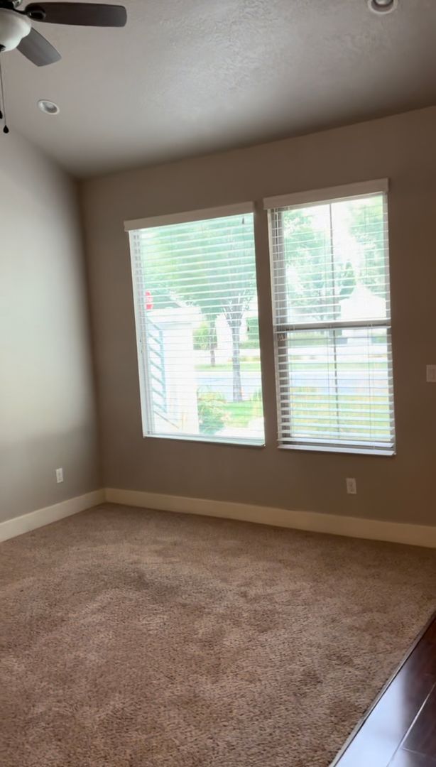 Building Photo - 3 Bedroom/2 Bathroom townhome in South Jordan