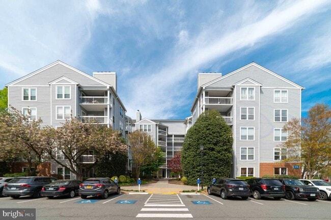 Building Photo - 3176 Summit Square Dr