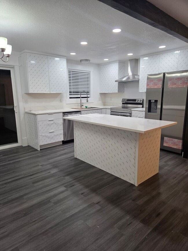 Building Photo - Must see Interior!! Tacoma 5 Bed with Large Fenced Back Yard on Dead End Street!