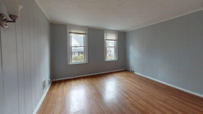 Building Photo - 10 Locust St