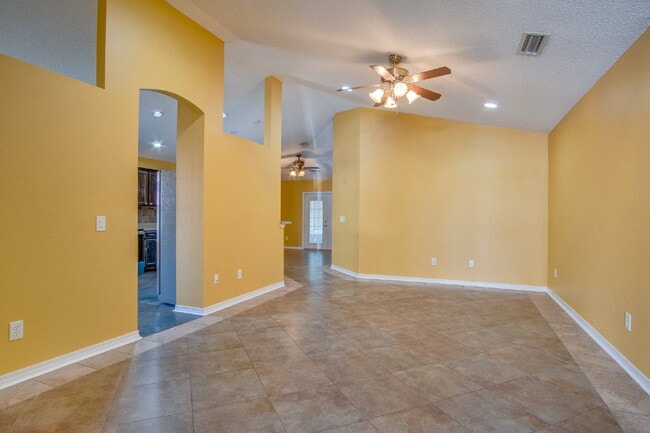 Building Photo - Spacious 3BR with Sunroom & Eat-In Kitchen – Holsberry Estates-Military Special: ½ OFF Security D...