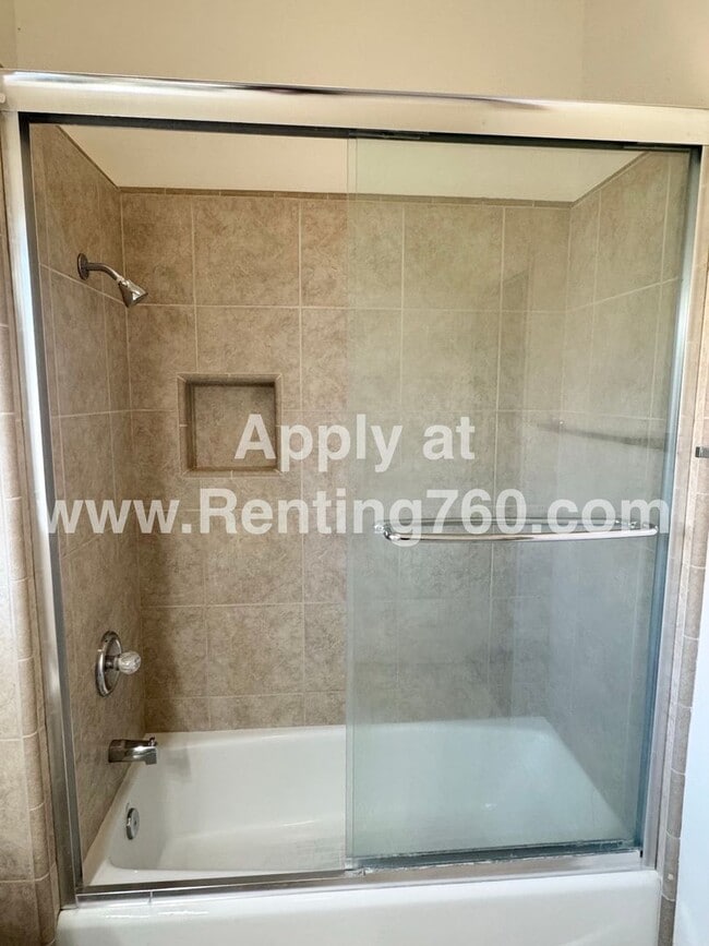 Building Photo - Spacious 3 Bed 2 Bath Home!