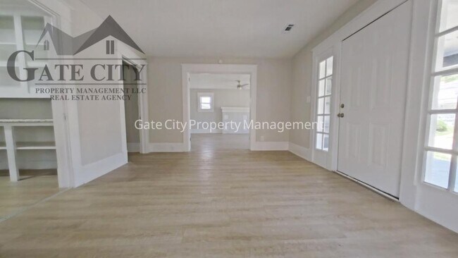 Building Photo - 1105 Adams St