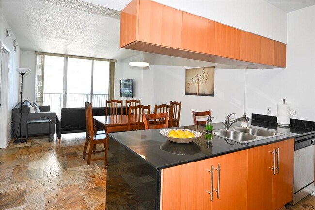 Building Photo - 1750 N Bayshore Dr