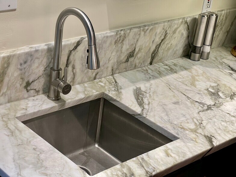 Granite countertops - 1108 General Pershing St