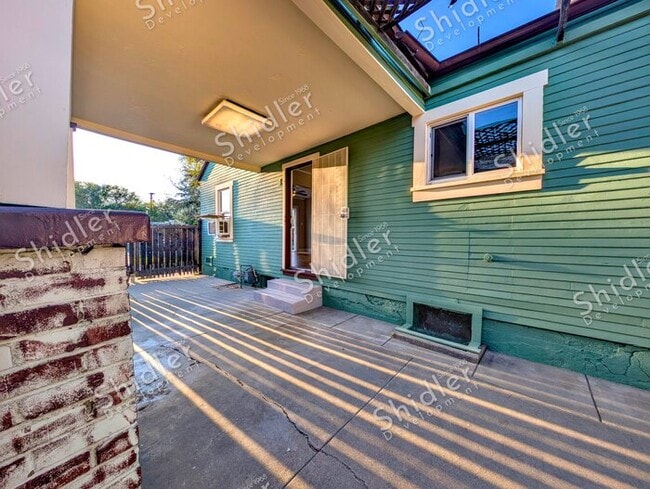 Building Photo - Upgraded Bungalow with Garage