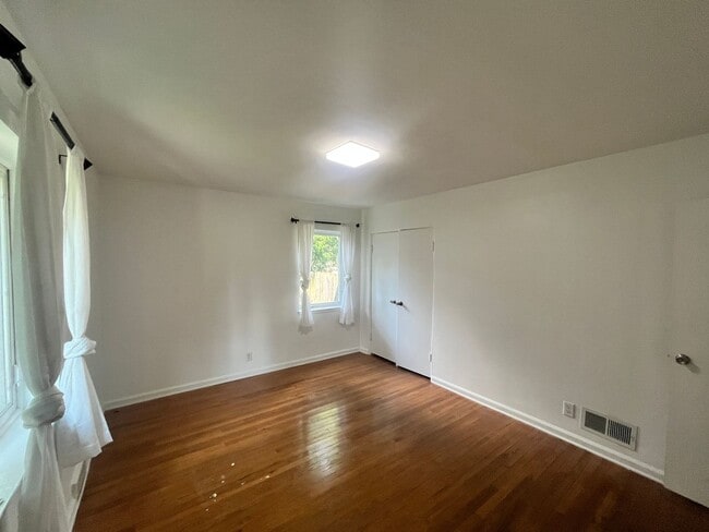 Building Photo - Spacious 3 bedroom 1.5 bathroom House