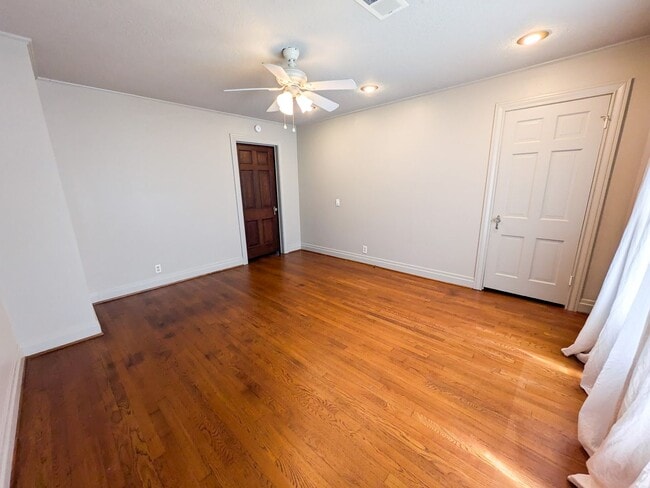 Building Photo - 1417 Central Dr