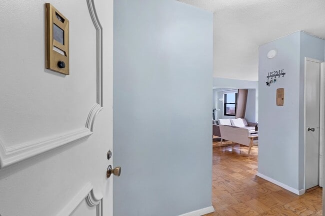 Building Photo - 201 St Pauls Ave