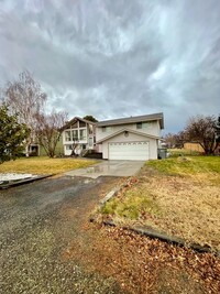 Building Photo - Spacious 4 bedroom 3 Bath Rental with Larg...