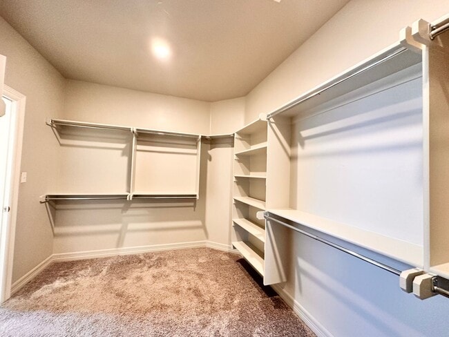 Building Photo - Spacious 4-Bedroom Home with Pool in Yukon