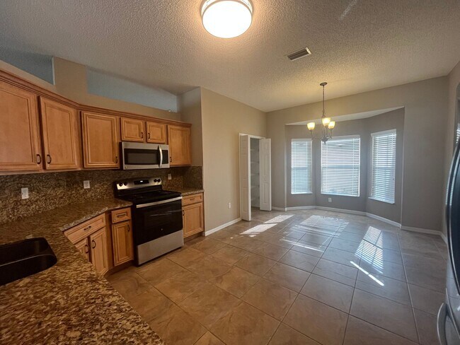 Building Photo - Updated Single family 3 / 2 with Screened ...