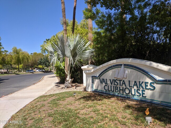 Building Photo - 1321 N Jamaica Way