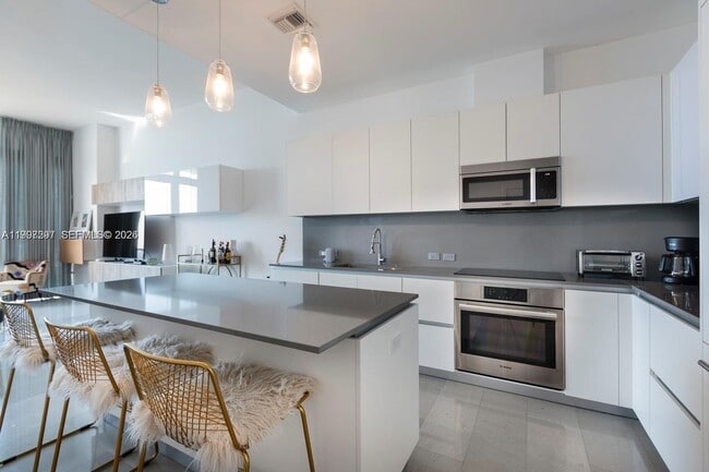 Building Photo - 88 SW 7th St