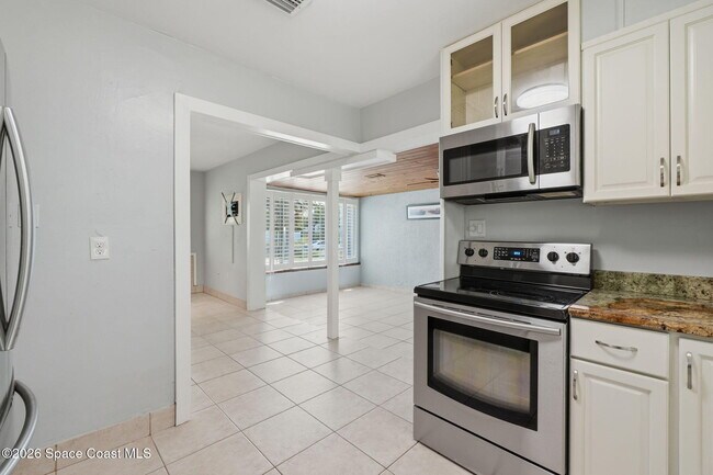 Building Photo - 394 Royal Palm Dr