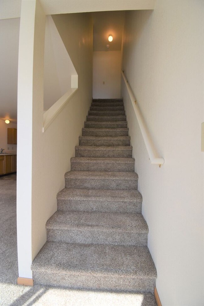 Building Photo - Townhouse style 2bed 1.5bath with attached garage