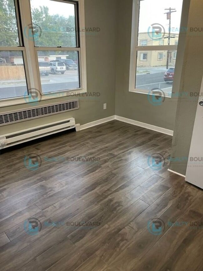 Building Photo - **1 Month Free** Stylish, Remodeled 3-Bedr...