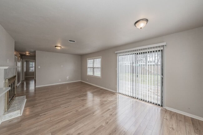 Building Photo - 3 Bedroom, 1.5 Bathroom in West Worth Village