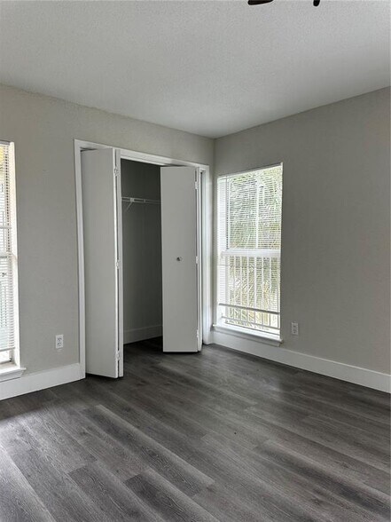 Building Photo - 833 Riverside Dr