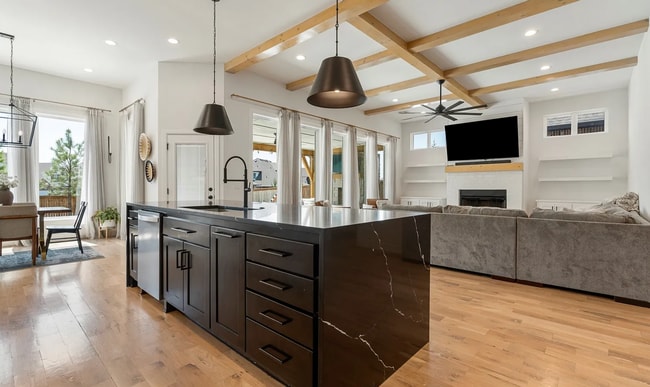 Building Photo - Gorgeous 4 bedroom & 4 Bath Luxury Home in...