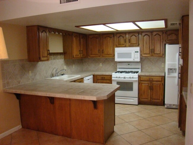 Building Photo - Spacious 3 bedroom, 3 bath, condo with a l...