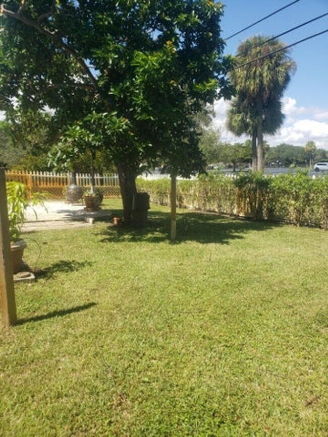 Building Photo - 812 Dogwood Rd