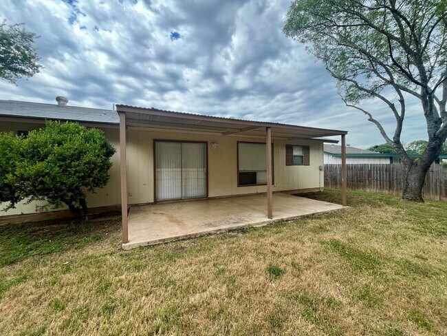 Building Photo - Charming 3/2 in Pipers Meadow  ~  *NO HOA*...
