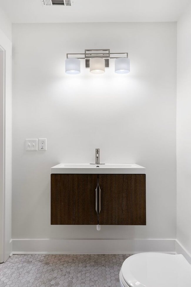 Building Photo - Four Bedroom Four Bath Home