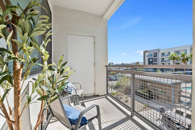 Building Photo - 711 W Broadway Rd