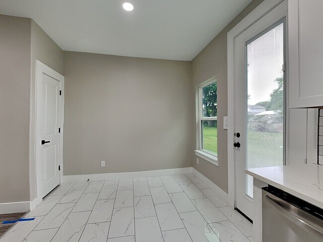 Building Photo - 111 Foster Ln