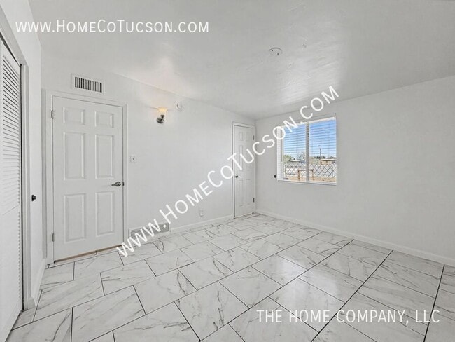 Building Photo - 6225 E Calle Aurora