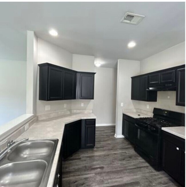 Building Photo - 441 Woodland Trl
