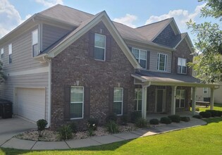 Building Photo - 5 bedroom/4 bathroom home available to rent in Fortson!