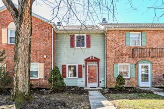 Building Photo - Two bedroom, one and a half bath interior townhome in Mechanicsburg