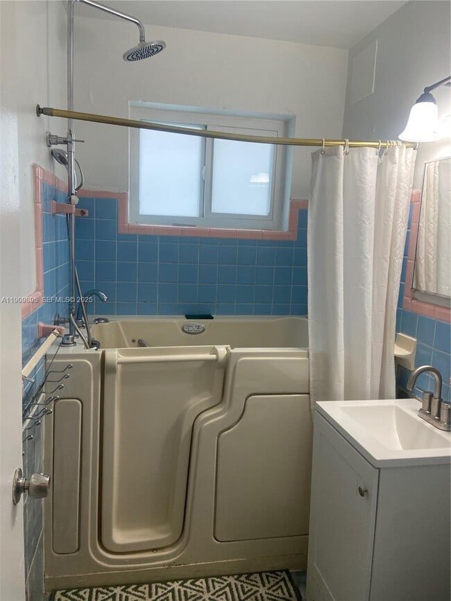 Building Photo - 12220 NE Miami Pl