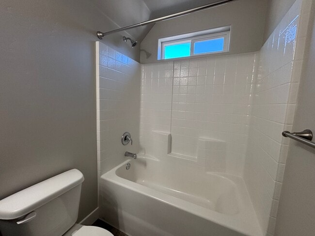 Building Photo - DARLING TWO BEDROOM TOWNHOME IN CEDAR CITY!