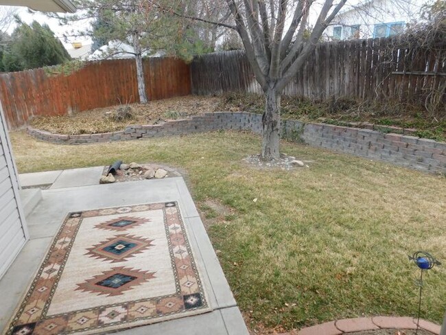 Building Photo - 3 bedroom home with fenced yard and garage...