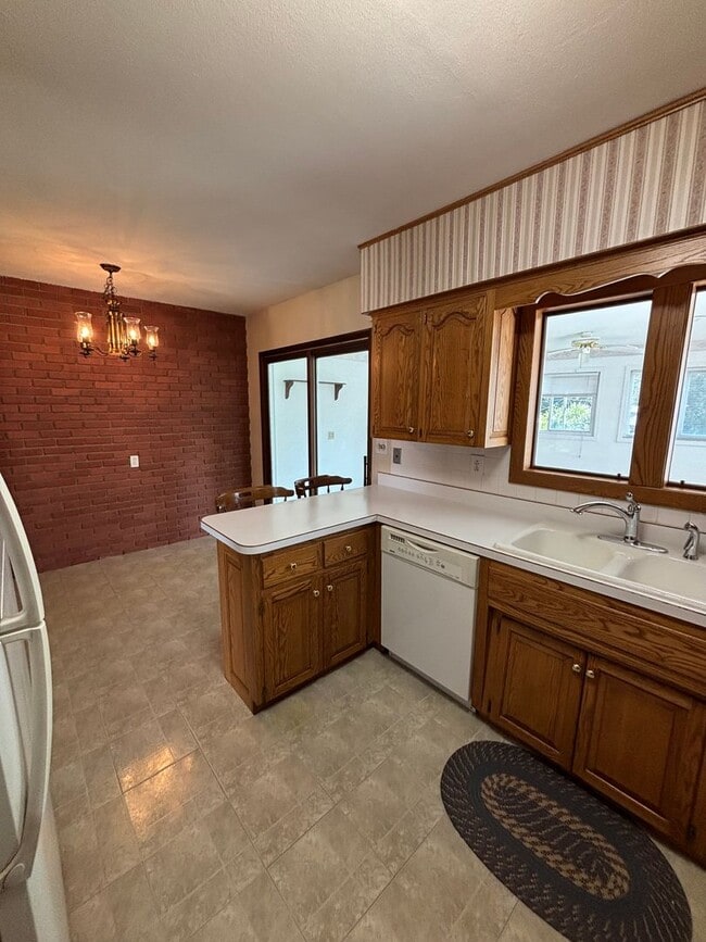 Building Photo - 2541-2543 Edgemont