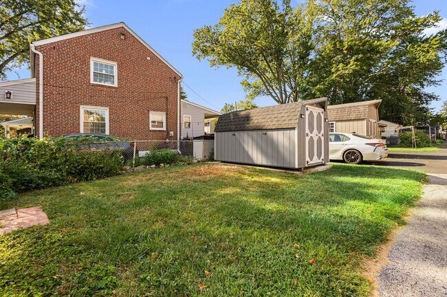 Building Photo - FIRST MONTH FREE* Twin home with new carpe...