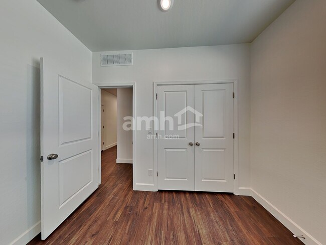 Building Photo - 17170 W Golden Ln