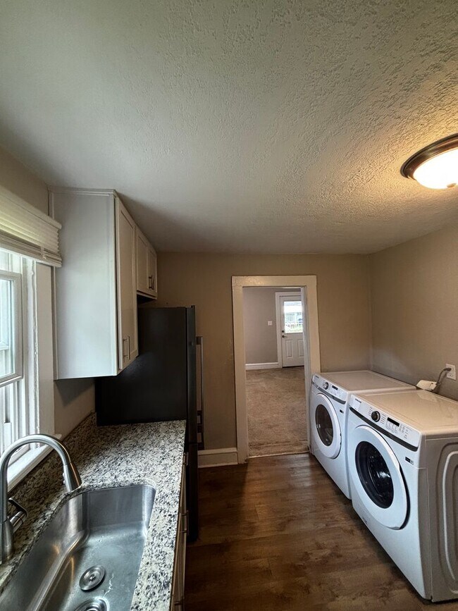 Building Photo - 2 Bedroom 1 Bathroom Single family Ranch l...
